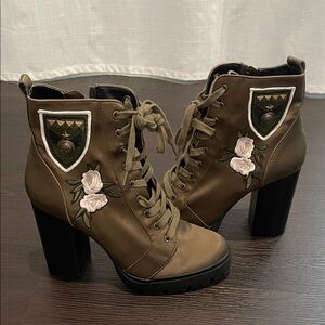 NEW!Steve Madden Olive Lace-Up Boots with Embroidery (Laurie Style)